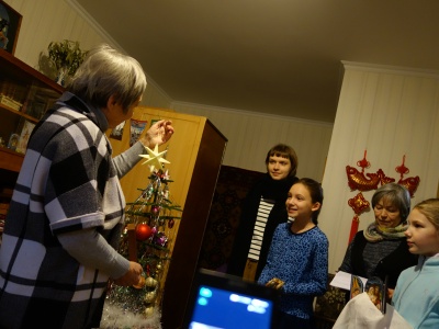Патронажные сестры поздравили с Рождеством пожилых подопечных Марфо-Мариинской обители