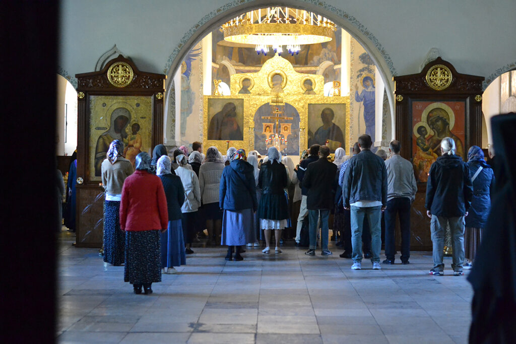 Пожертвование на замену паркета и основания в Алтаре Покровского Храма