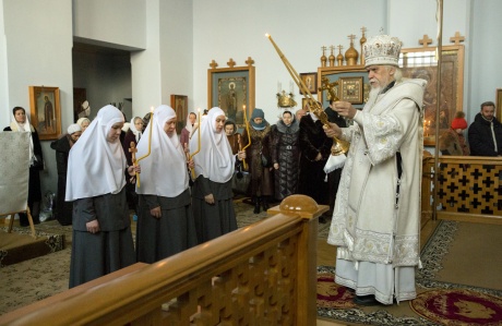 Епископ Пантелеимон совершил чин посвящения в крестовые сестры трех насельниц Обители