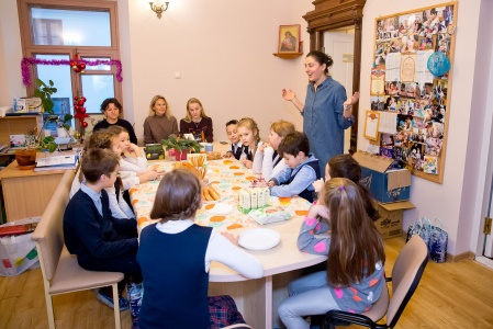 Детей в респисе Обители поздравили ученики одной из московских школ 