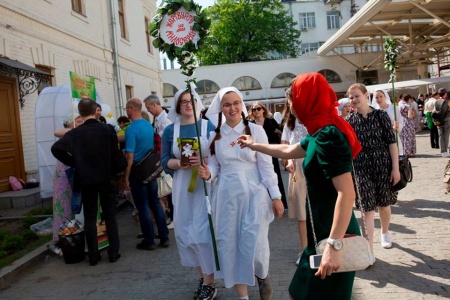 Более 2,5 миллионов рублей собрано для малоимущих на празднике благотворительности «Белый Цветок»