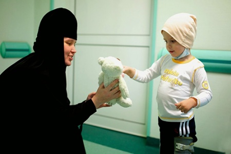Епископ Пантелеимон и игумения Елисавета посетили раненых детей Донбасса, находящихся на лечении в «клинике доктора Рошаля»