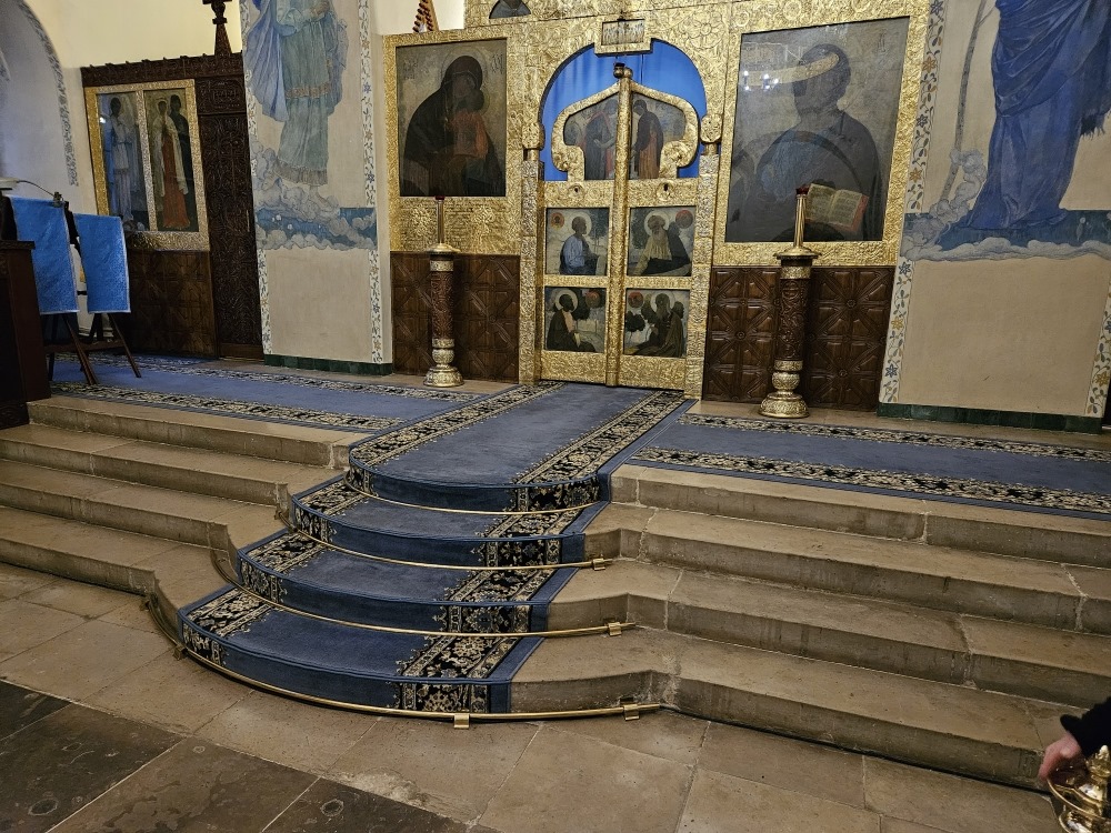 Новое ковровое покрытие в Алтаре, солее и амвоне Покровского храма