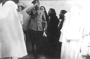 Император Николай II в Марфо-Мариинской обители.