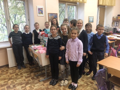 Ученики московской школы пожертвовали подопечным Марфо-Мариинской обители гигиенические средства
