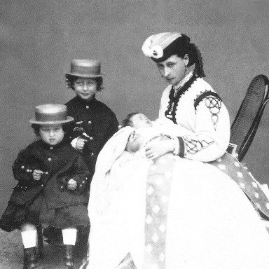 Принцесса Алиса Алиса с дочками Эллой, Викторией и Иреной. 1866 г.