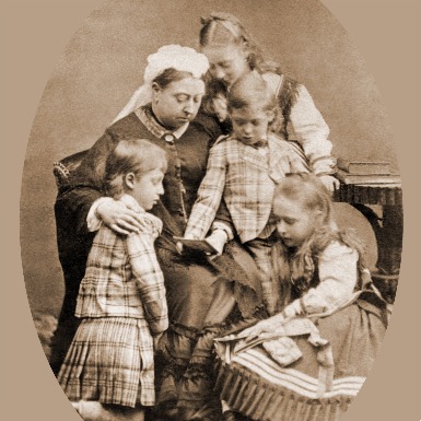 Королева Виктория с внуками (Элла сидит справа). Предположительно 1874 г.