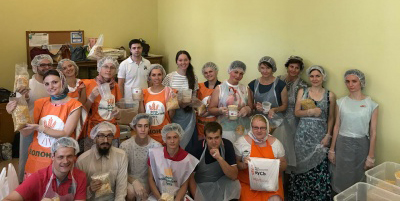В Марфо-Мариинской обители прошла первая августовская фасовка "Народных обедов"