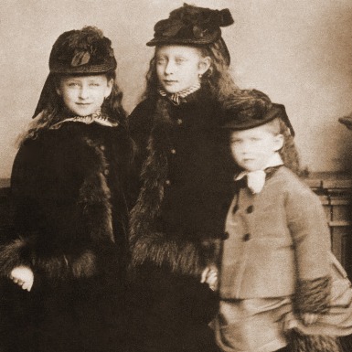 Принцессы Элла (слева), Виктория и Ирена. 1870 г.