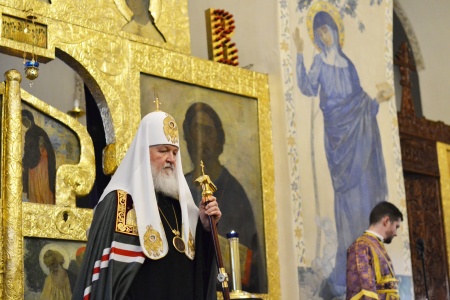 В канун четверга Страстной седмицы Святейший Патриарх Кирилл возглавил вечернее богослужение в Марфо-Мариинской обители в Москве