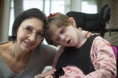 «Пришла Оля, принесла праздник»: бывшая актриса работает сиделкой с паллиативными детьми