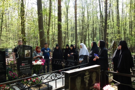 В день Радоницы сестры Марфо-Мариинской обители посетили московские кладбища