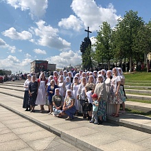 В день Крещения Руси настоятельница Марфо-Мариинской обители с патронажными сестрами приняли участие в молебне у памятника князю Владимиру