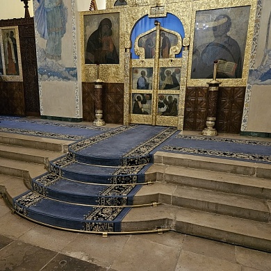 Новое ковровое покрытие в Алтаре, солее и амвоне Покровского храма
