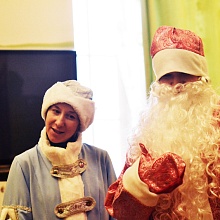 Сотрудники медицинского центра "Милосердие" поздравили подопечных с Рождеством
