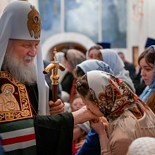 В канун четверга Страстной седмицы Святейший Патриарх Кирилл возглавил вечернее богослужение в Марфо-Мариинской обители в Москве