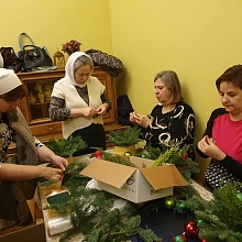 Добровольцы Обители приготовили подарки для одиноких пожилых людей