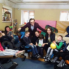 Развивающий центр для детей с ДЦП "Елизаветинский сад" посетил актер Сергей Безруков