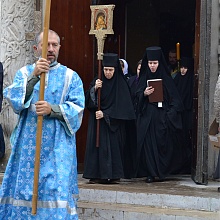 В праздник Покрова Пресвятой Богородицы Литургию в Покровском соборе обители совершил епископ Пантелеимон